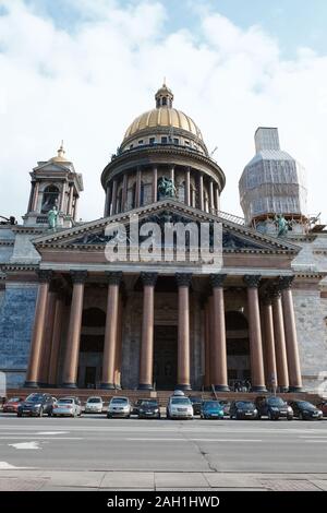 Sankt Petersburg, Russland - 12. April 2015: Die Landschaft der St. Isaak Kathedrale im Stadtzentrum von St. Petersburg, Russland Stockfoto