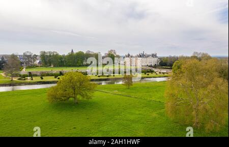 Frankreich, Maine-et-Loire, Loire Tal, Le Lude, Chateau du Lude Gardens, allgemeine Ansicht im Frühjahr und den Fluss Loir (Luftbild) // Frankreich, Sarthe (72), vallée Stockfoto