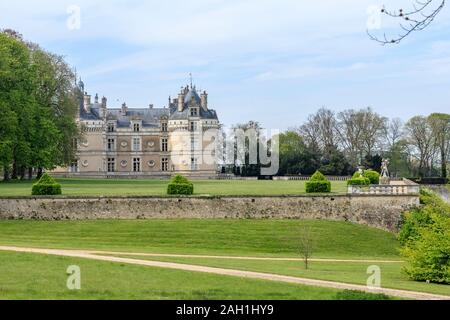 Frankreich, Maine-et-Loire, Loire Tal, Le Lude, Chateau du Lude Gärten, Terrasse vor dem Schloss im Frühjahr // Frankreich, Sarthe (72), Vallée du Loir, Le Lud Stockfoto