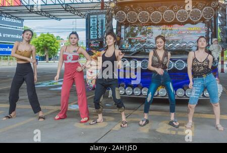 KANCHANABURI THAILAND - 1. SEPTEMBER: Nicht identifizierte weibliche Touristen tanzen vor den Bus am Parkplatz am September 1,2019 in Kanchanaburi, Thailand Stockfoto