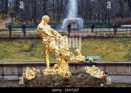 Sankt Petersburg, Russland - 14 April, 2015: Die Landschaft rund um Schloss Peterhof, Sankt Petersburg, Russland Stockfoto