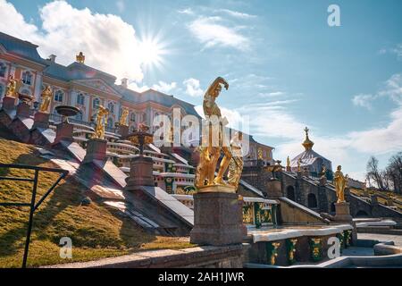 Sankt Petersburg, Russland - 14 April, 2015: Die Landschaft rund um Schloss Peterhof, Sankt Petersburg, Russland Stockfoto