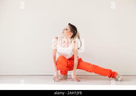 Schöne modische Frau tanzt allein zu Musik Stockfoto