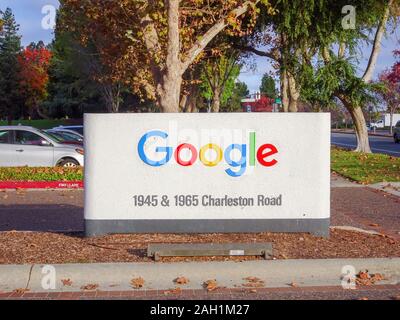 Google Logo signage Bäume mit roten Blätter im Herbst Saison auf Charleston Road 1945, Mountain View, Kalifornien, USA, Dezember 2019 Stockfoto