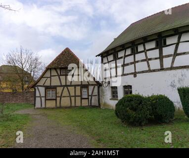 Ungersheim, Oberrhein/Frankreich - 13. Dezember, 2019: Blick auf die historischen Fachwerkhäuser in der Region Elsass in Frankreich Stockfoto