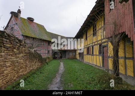 Ungersheim, Oberrhein/Frankreich - 13. Dezember, 2019: Blick auf die historischen Fachwerkhäuser in der Region Elsass in Frankreich Stockfoto