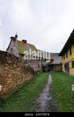 Ungersheim, Oberrhein/Frankreich - 13. Dezember, 2019: Blick auf die historischen Fachwerkhäuser in der Region Elsass in Frankreich Stockfoto