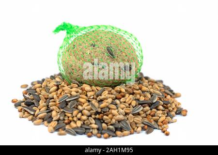 Birdseed gegen einen weißen Hintergrund isoliert Stockfoto