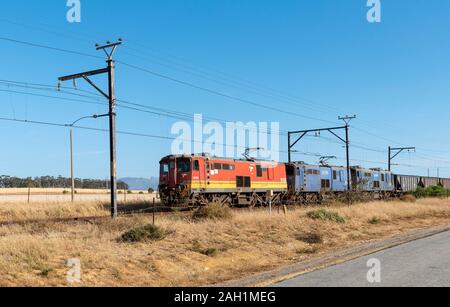 Hermon, Swartland, Südafrika. Dezember 2019. Eine Südafrikanische Güterzug schleppen Wagen nähern Hermon im Swartland Region des Westlichen Stockfoto