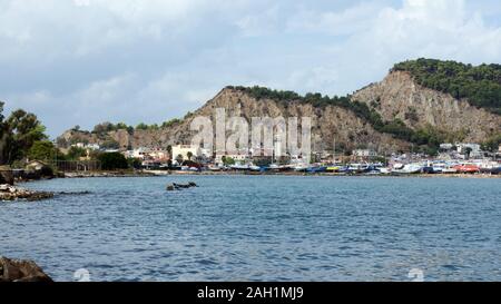 Zakynthos Bucht mit Hafen an einem sonnigen Tag im September Stockfoto