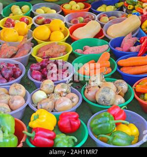 Gemüse und Früchte in Kunststoffschalen bei Farmers Market Stockfoto