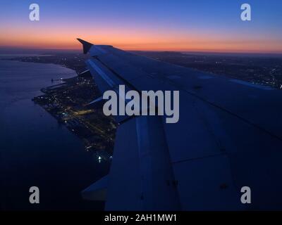 Blick aus dem Fenster des Flugzeuges Flügel bei Sonnenaufgang. Landung in Lissabon, Portugal. Stockfoto