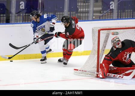 Ostrava, Tschechische Republik. 23 Dez, 2019. L-R Eemil Erholtz (FIN), Joe Veleno (können) und Nico Daws (können), die in Aktion bei einem vorrundenspiel zwischen Kanada und Finnland vor der 2020 IIHF World Junior Eishockey Meisterschaften, in Ostrava, Tschechische Republik, am 23. Dezember 2019. Credit: Petr Sznapka/CTK Photo/Alamy leben Nachrichten Stockfoto