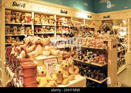 Steiff Bär Stofftiere in Hamley's Toy Store, Regent Street, West End, Westminster, London, England, Vereinigtes Königreich Stockfoto