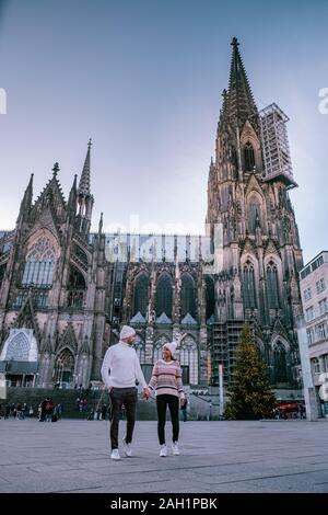 Junges Paar der Weihnachtsmarkt in Köln Deutschland besuchen Sie während einer Städtereise, Männer und Frau am Weihnachtsmarkt Stockfoto