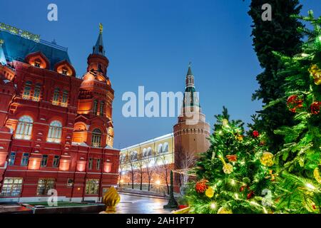 Der Blick auf den Kreml mit Weihnachtsschmuck im Vordergrund, Moskau, Russland Stockfoto