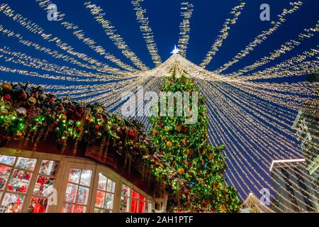 Weihnachtsbaum am Manezhnaya Square im historischen Herzen von Moskau, Russland. Stockfoto