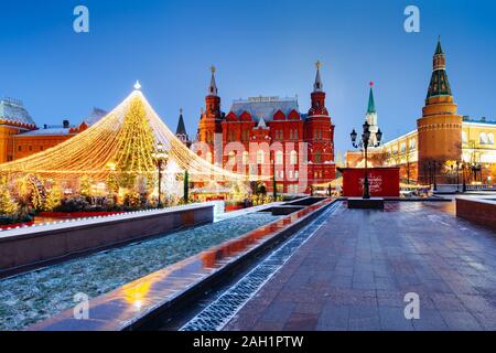 Dem Staatlichen Historischen Museum und dem Kreml mit Weihnachtsbaum auf den Vordergrund, Moskau, Russland Stockfoto