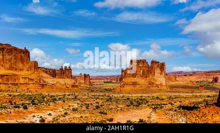 Die Orgel, die drei Klatschbasen und andere Sandstein Felsformationen entlang der Arches Scenic Drive im Arches National Park in der Nähe von Moab, Utah, United States Stockfoto