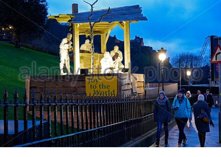 Edinburgh, Schottland, Großbritannien. 23. Dez 2019. Festliche Krippe auf dem Damm in der Abenddämmerung Ansätze. Das Edinburgh Schloss im Hintergrund. Quelle: Craig Brown/Alamy leben Nachrichten Stockfoto