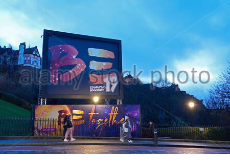 Edinburgh, Schottland, Großbritannien. 23. Dez 2019. Werbetafel für die bevorstehende Zusammen sein Edinburgh Hogmanay 2019 am Damm in der Abenddämmerung Ansätze. Blick auf das Schloss Edinburgh. Quelle: Craig Brown/Alamy leben Nachrichten Stockfoto