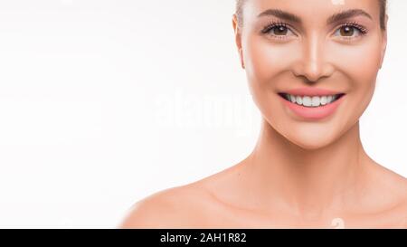 Lächelnde Frau auf weißem Hintergrund. Hautpflege-, Dental- und spa-Konzept Stockfoto