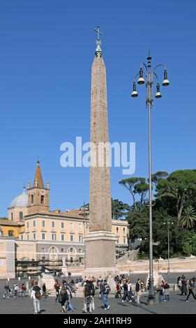 Rom, Italien, 27. Oktober 2009: Touristen wandern rund um berühmte antike Sehenswürdigkeiten ägyptischer Obelisk Flaminio in der Piazza del Popolo in Rom. Stockfoto