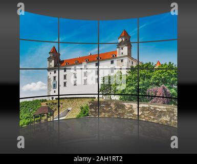 Eine gekrümmte Wand. 16 kleine Bilder geben ein ganzes Bild. Die Burg von Bratislava in Bratislava, die Hauptstadt der Slowakei in Europa Stockfoto