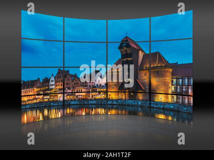 Blick über den Fluss Mottlau auf die Waterfront und den Zuraw Kran Tor bei Nacht, Danzig, Pommern, Polen, Europa Stockfoto