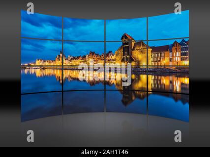 Blick über den Fluss Mottlau zum Wasser lange Brücke und die zuraw Kran Tor bei Nacht, Danzig, Pommern, Polen, Europa Stockfoto