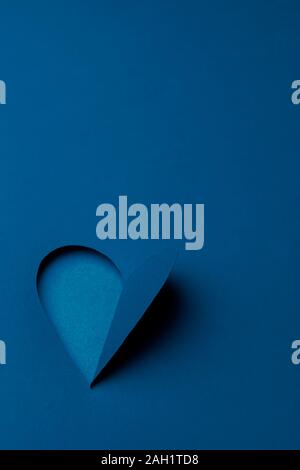 Urlaub minimalistischen Grußkarte Design. Classic blau Farbe Herz aus Papier Happy Valentines Tag. Romantische Liebe Konzept Hintergrund mit Kopie Raum Stockfoto