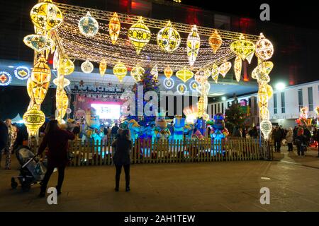 Benidorm, Spanien - Dezember 22, 2019: Die Menschen genießen Weihnachten Aktivitäten in Weihnachten Quadrat an der Plaza del Ayuntamiento de Benidorm, Spanien Stockfoto