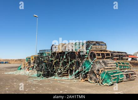 Eine Auswahl von Hummer Töpfe auf dem Land, in dem kleinen Fischerdorf Lista, Norwegen Stockfoto