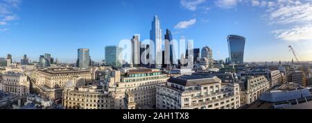 Panoramablick über die Bank von England und Naturschutzgebiet Sehenswürdigkeiten, Stadt London Financial District mit iconic modernes Hochhaus Wolkenkratzer Stockfoto