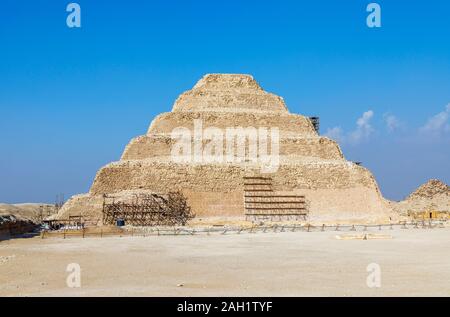 Der berühmten Stufenpyramide des Djoser in Sakkara (oder Sakkara), einer alten Grabstätte, die nekropole Für die altägyptische Hauptstadt, Memphis, Ägypten Stockfoto