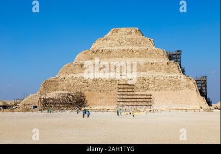 Der berühmten Stufenpyramide des Djoser in Sakkara (oder Sakkara), einer alten Grabstätte, die nekropole Für die altägyptische Hauptstadt, Memphis, Ägypten Stockfoto