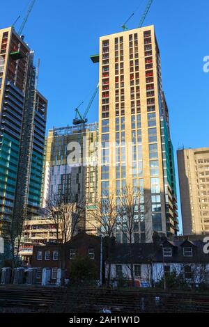 Hoher Turm Bausteine der neuen gemischte Verwendung Victoria Square Entwicklung kurz vor der Fertigstellung im Stadtzentrum von Woking, Surrey, England Südosten Stockfoto