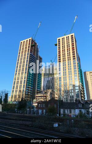 Hoher Turm Bausteine der neuen gemischte Verwendung Victoria Square Entwicklung kurz vor der Fertigstellung im Stadtzentrum von Woking, Surrey, England Südosten Stockfoto