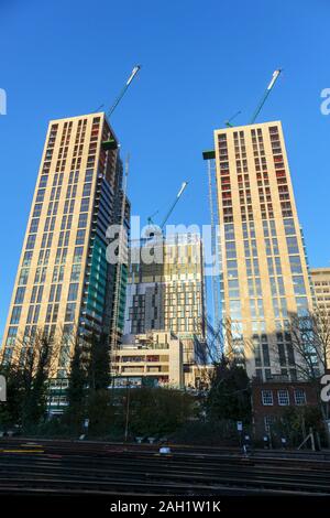 Hoher Turm Bausteine der neuen gemischte Verwendung Victoria Square Entwicklung kurz vor der Fertigstellung im Stadtzentrum von Woking, Surrey, England Südosten Stockfoto