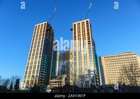 Hoher Turm Bausteine der neuen gemischte Verwendung Victoria Square Entwicklung kurz vor der Fertigstellung im Stadtzentrum von Woking, Surrey, England Südosten Stockfoto