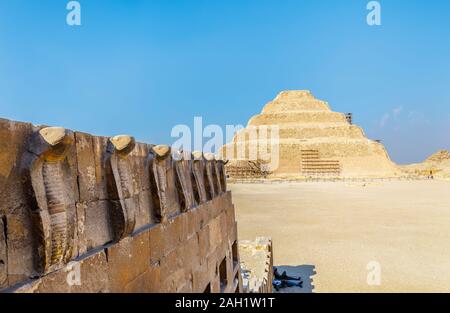 Cobra Fries auf der südlichen Grab Kapelle und die Stufenpyramide des Djoser in Sakkara, nekropole Für die altägyptische Hauptstadt, Memphis, Ägypten Stockfoto