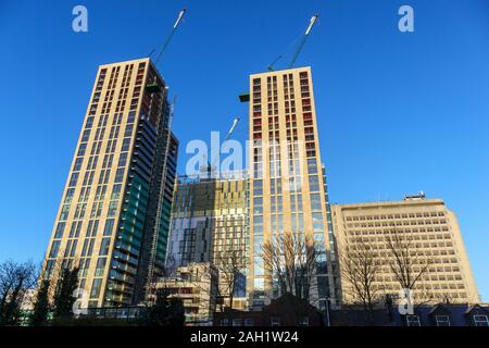 Hoher Turm Bausteine der neuen gemischte Verwendung Victoria Square Entwicklung kurz vor der Fertigstellung im Stadtzentrum von Woking, Surrey, England Südosten Stockfoto