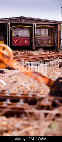 Volks elektrische Eisenbahn lok Schuppen mit Züge, die Nummer 8 in der Halle und 10. Stockfoto