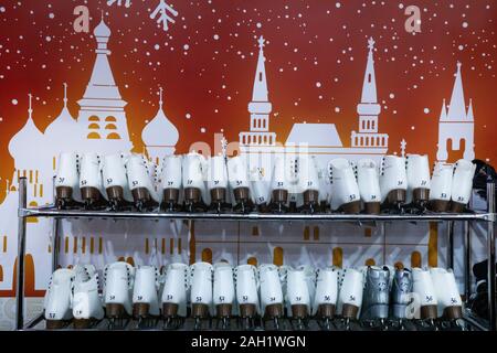 Moskau, Russland. 15. Dezember, 2019 Frauen Skates in verschiedenen Größen liegen auf der Zähler in der Vermietung Büro der Eisbahn geöffnet auf dem Platz der Revolution im Zentrum von Moskau im Rahmen des Festivals "Reise zu Weihnachten', Russland Stockfoto