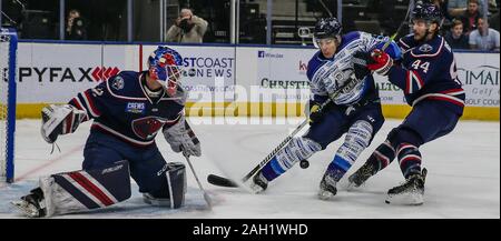 Jacksonville Eisgruben steigt vorwärts Alexis D'Aoust (9) und die South Carolina Stingrays defenseman Jaynen Rissling (44) vie für den Puck vor torwart Logan Thompson (32) während der ersten Zeit der ein ECHL hockey Spiel am Veterans Memorial Arena in Jacksonville, Fla., Samstag, 04.12., 21, 2019. [Gary Lloyd McCullough/CSM] Stockfoto