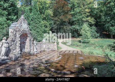 Rozendaal, Niederlande, 25. August 2019: Der Betrüger ist der Name eines Brunnens, als Teil einer Shell Galerie im Park von Schloss Rosen Stockfoto