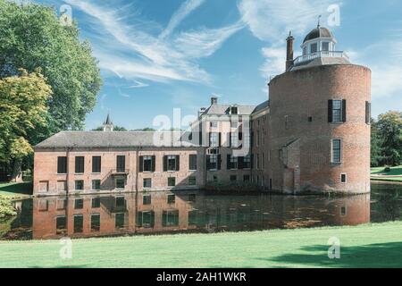 Rozendaal, Niederlande, 25. August 2019: Die Rückseite des Schloss und Park Rosendael in Rozendaal in den Niederlanden Stockfoto