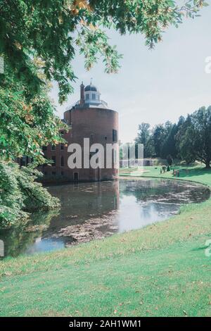 Rozendaal, Niederlande, 25. August 2019: Die Rückseite des Schloss und Park Rosendael in Rozendaal in den Niederlanden Stockfoto