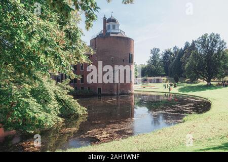 Rozendaal, Niederlande, 25. August 2019: Die Rückseite des Schloss und Park Rosendael in Rozendaal in den Niederlanden Stockfoto