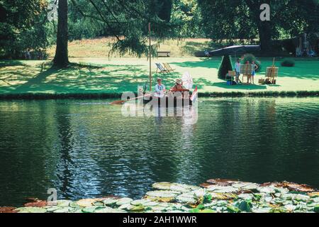 Rozendaal, Niederlande, 25. August 2019: Romantisches Paar in einem Boot segeln auf dem Burggraben von Rosendael Castle Stockfoto